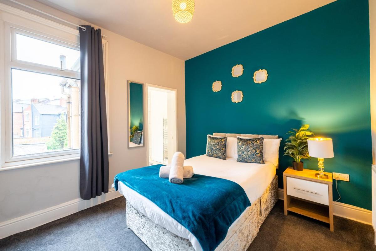 Sheffield Contractors Stays- Sleeps 6, 3 bed 3 bath house. Managed by Chique Properties Ltd - Housity