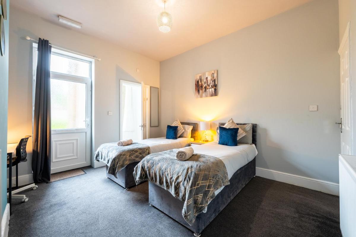 Sheffield Contractors Stays- Sleeps 6, 3 bed 3 bath house. Managed by Chique Properties Ltd - Housity