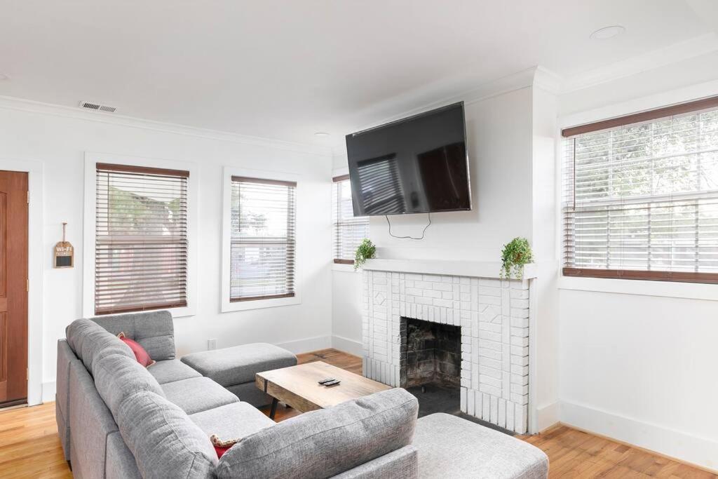 Modern Farmhouse mins from the city - Housity
