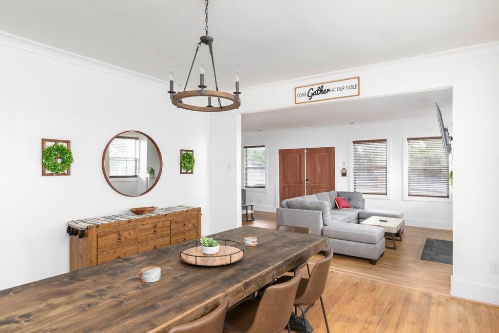 Modern Farmhouse mins from the city - Housity
