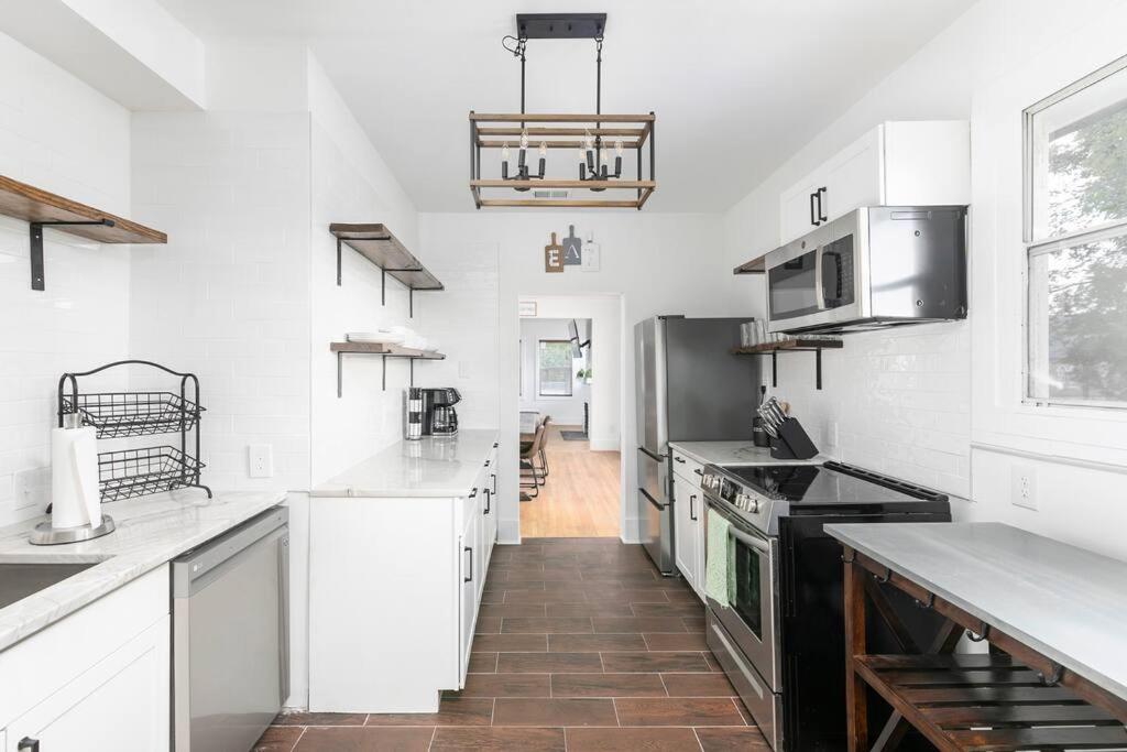 Modern Farmhouse mins from the city - Housity