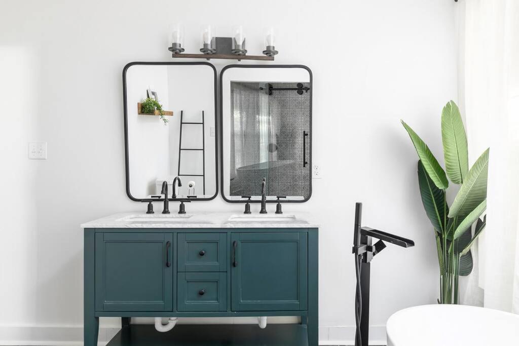 Modern Farmhouse mins from the city - Housity