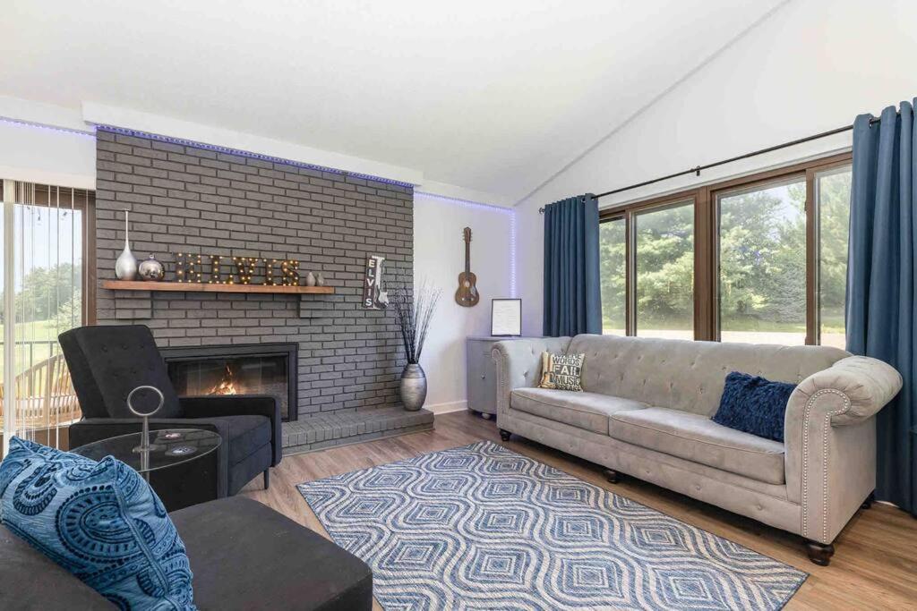 Suitetrails - Large, Stunning Elvis themed condo,10 min from CVG