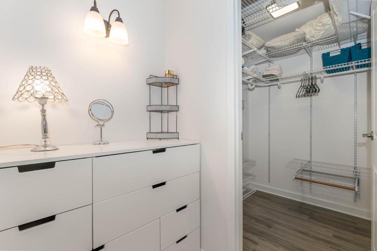 Suitetrails - Large, Stunning Elvis themed condo,10 min from CVG