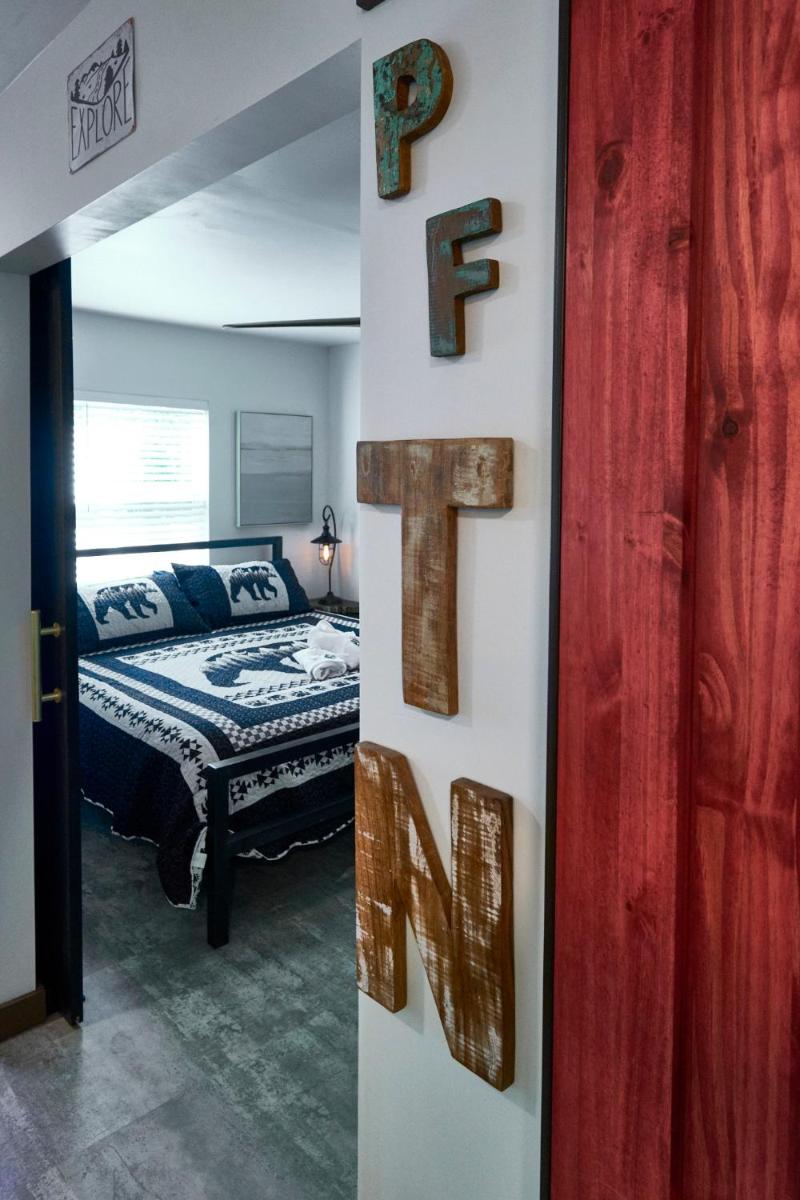 Steps from Downtown Pigeon Forge Parkway + Private Hottub and firepit - Wifi - Firefly Bungalows - Housity