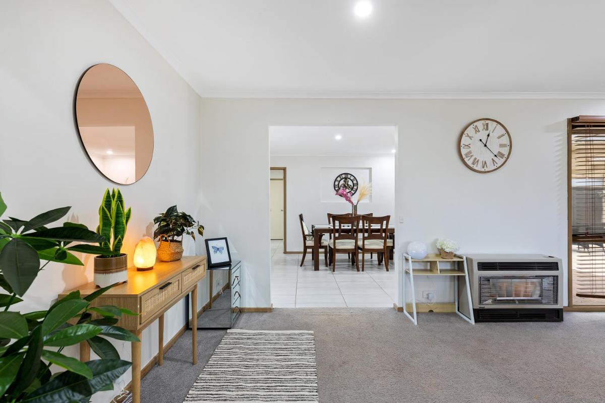 Woodgrove Penthouse - 36 min drive to MEL airport - Housity