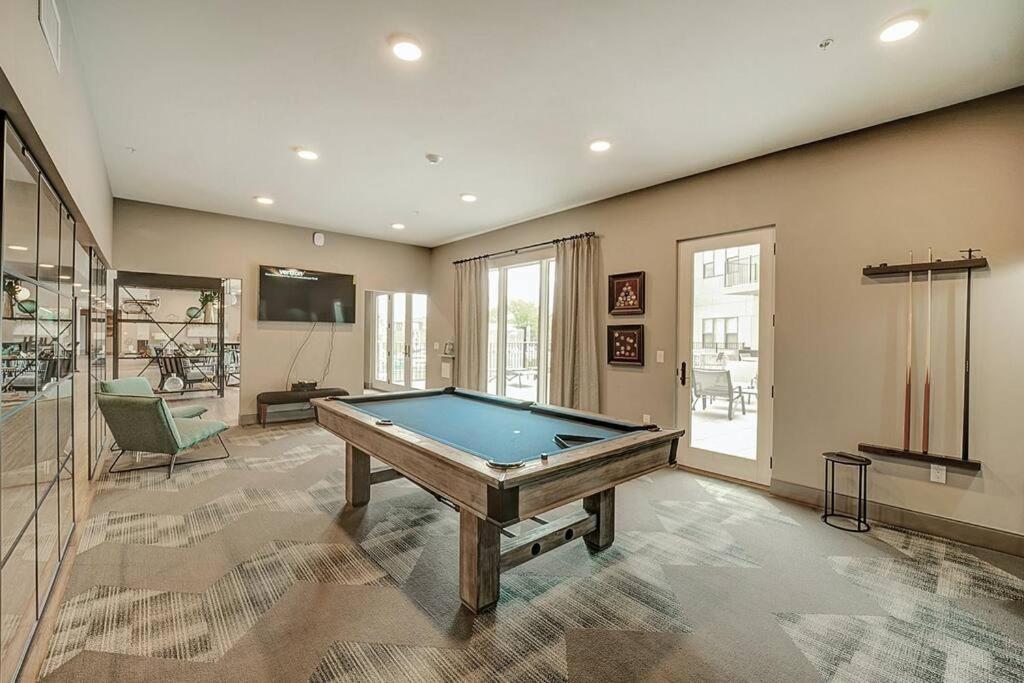 Huge 2 Bed 2 Bath Easy ride to NYC & Parking - Housity