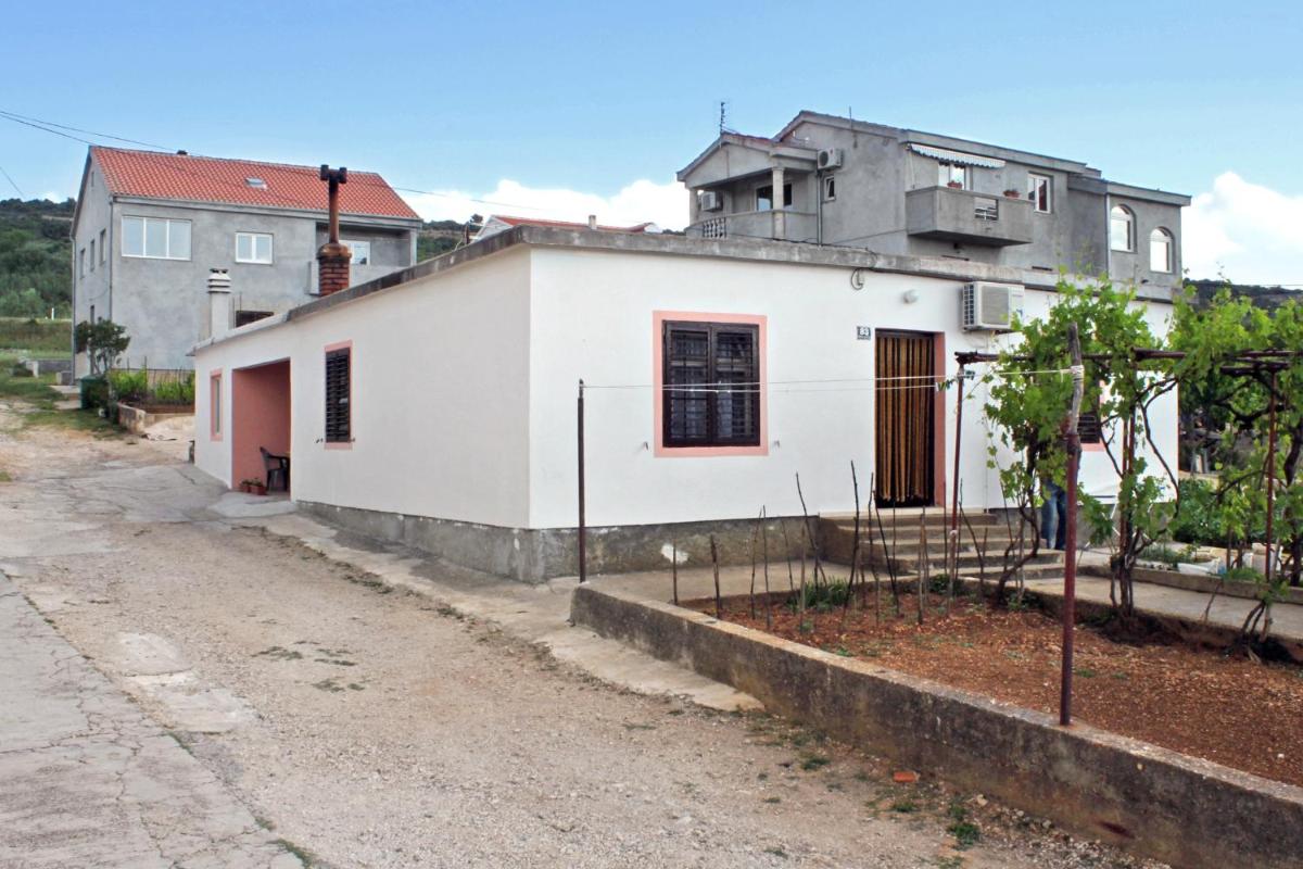 Apartments by the sea Posedarje, Novigrad - 6240 - Housity