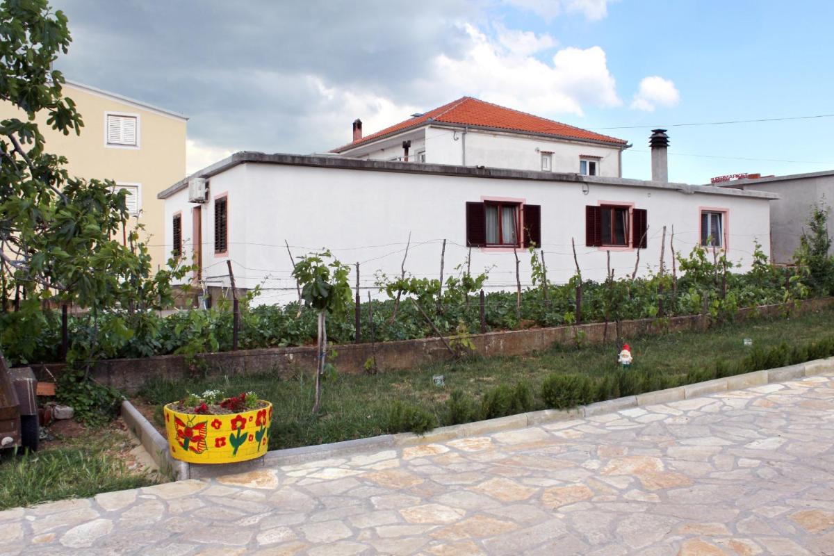 Apartments by the sea Posedarje, Novigrad - 6240 - Housity