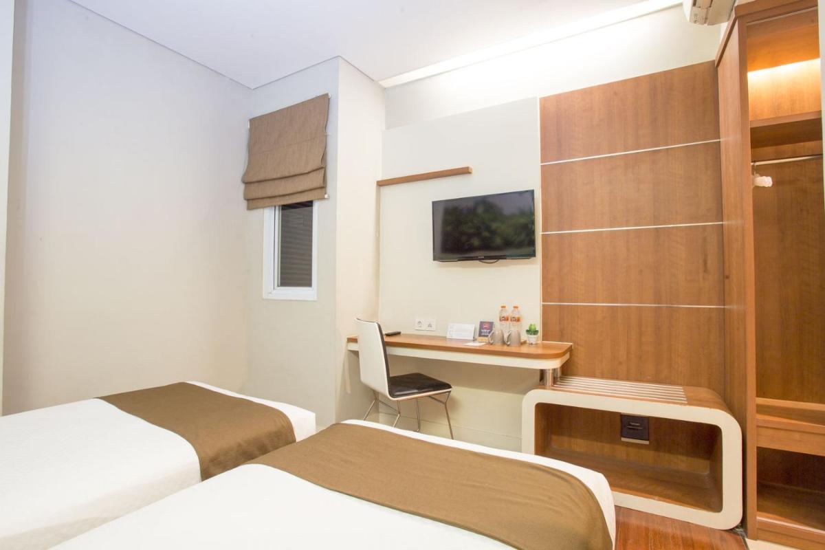 Life Hotel Mayjend Sungkono - Housity
