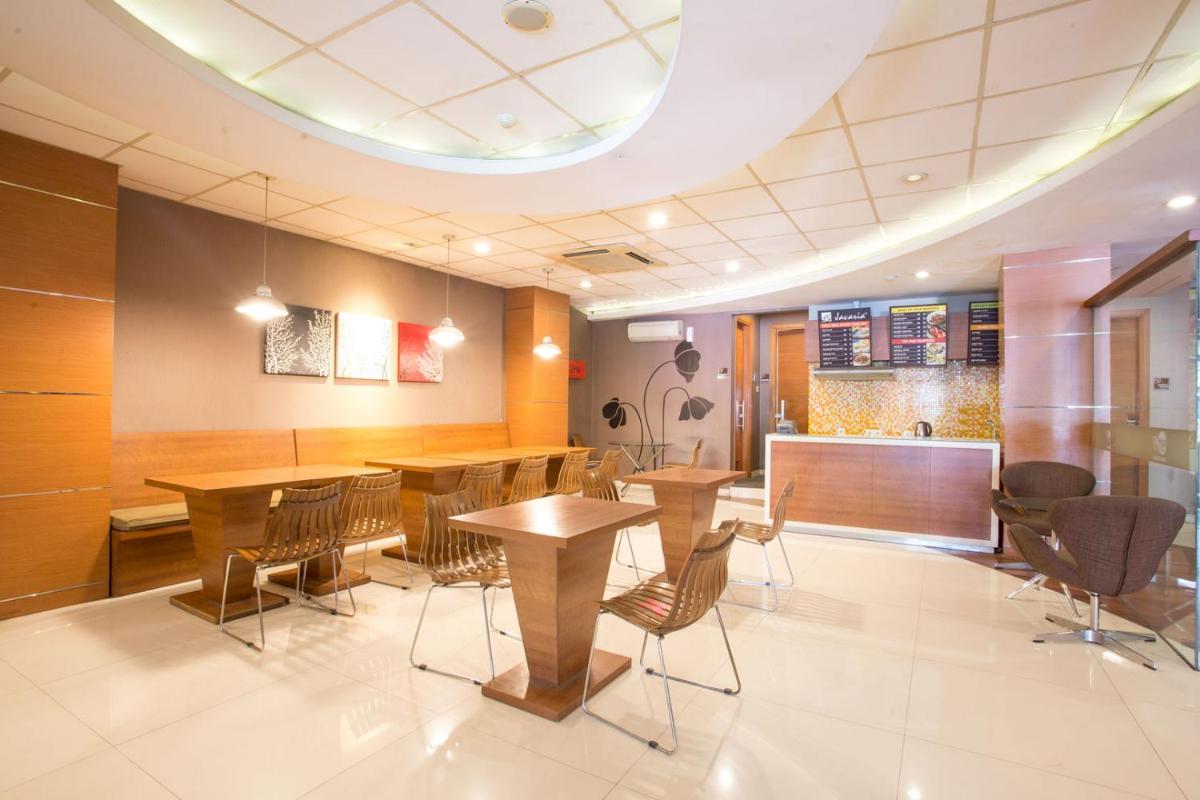Life Hotel Mayjend Sungkono - Housity