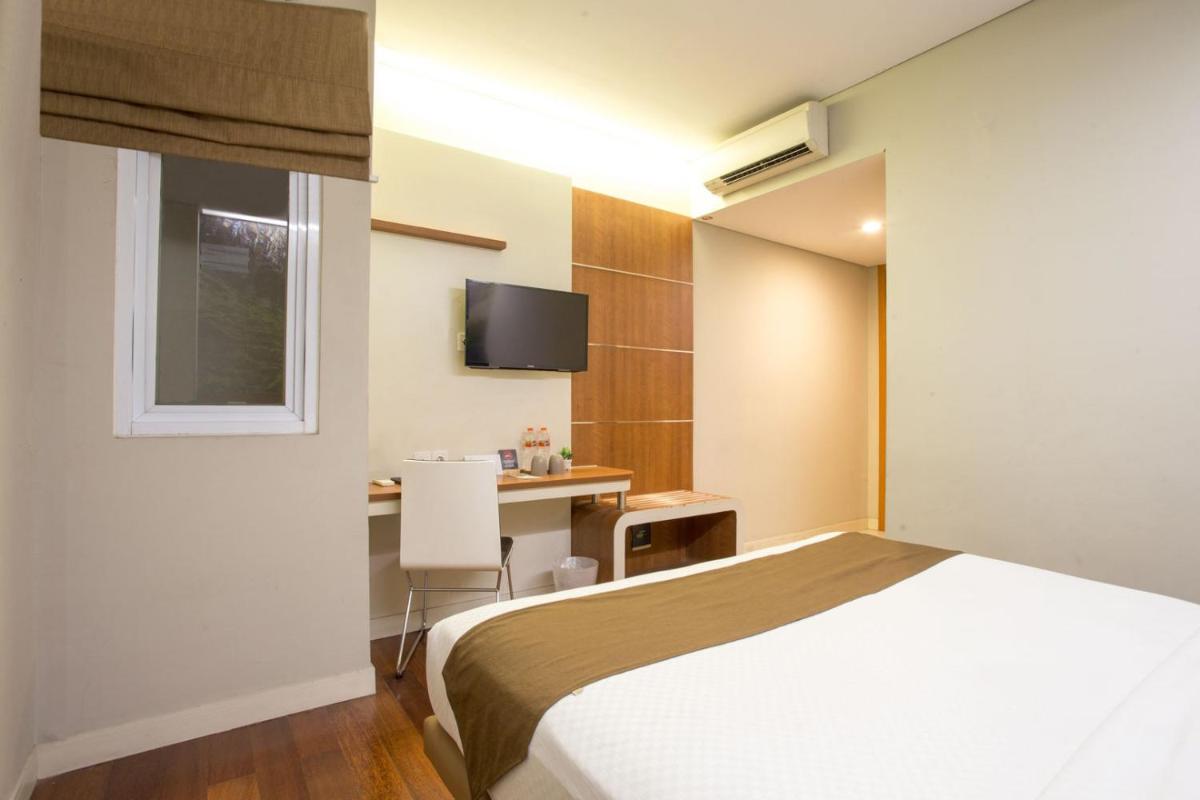 Life Hotel Mayjend Sungkono - Housity