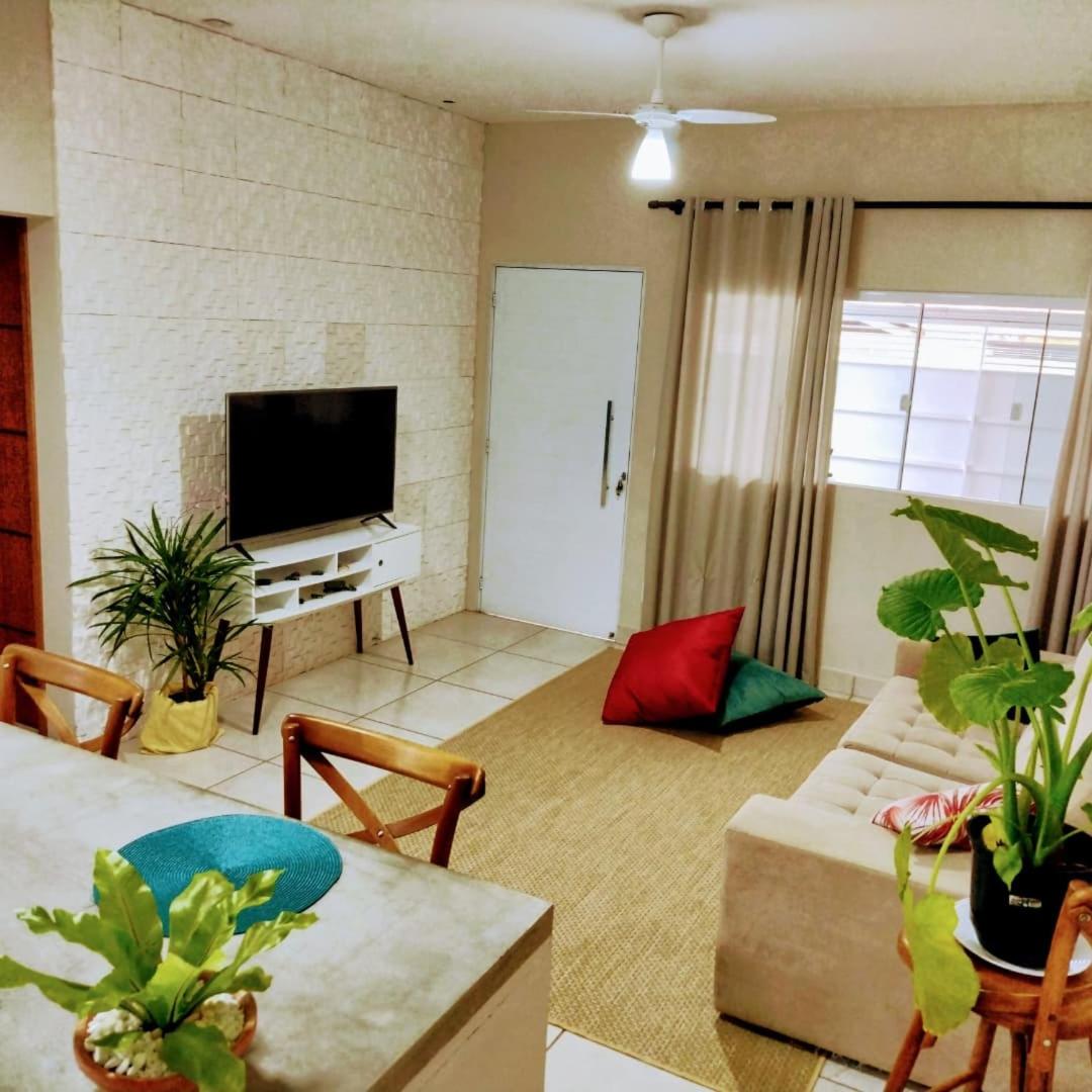 Casa inteira, grande suíte, dois chuveiros, sala ,cozinha e garagem privativa total conforto, MELHOR QUE HOTEL! - Housity