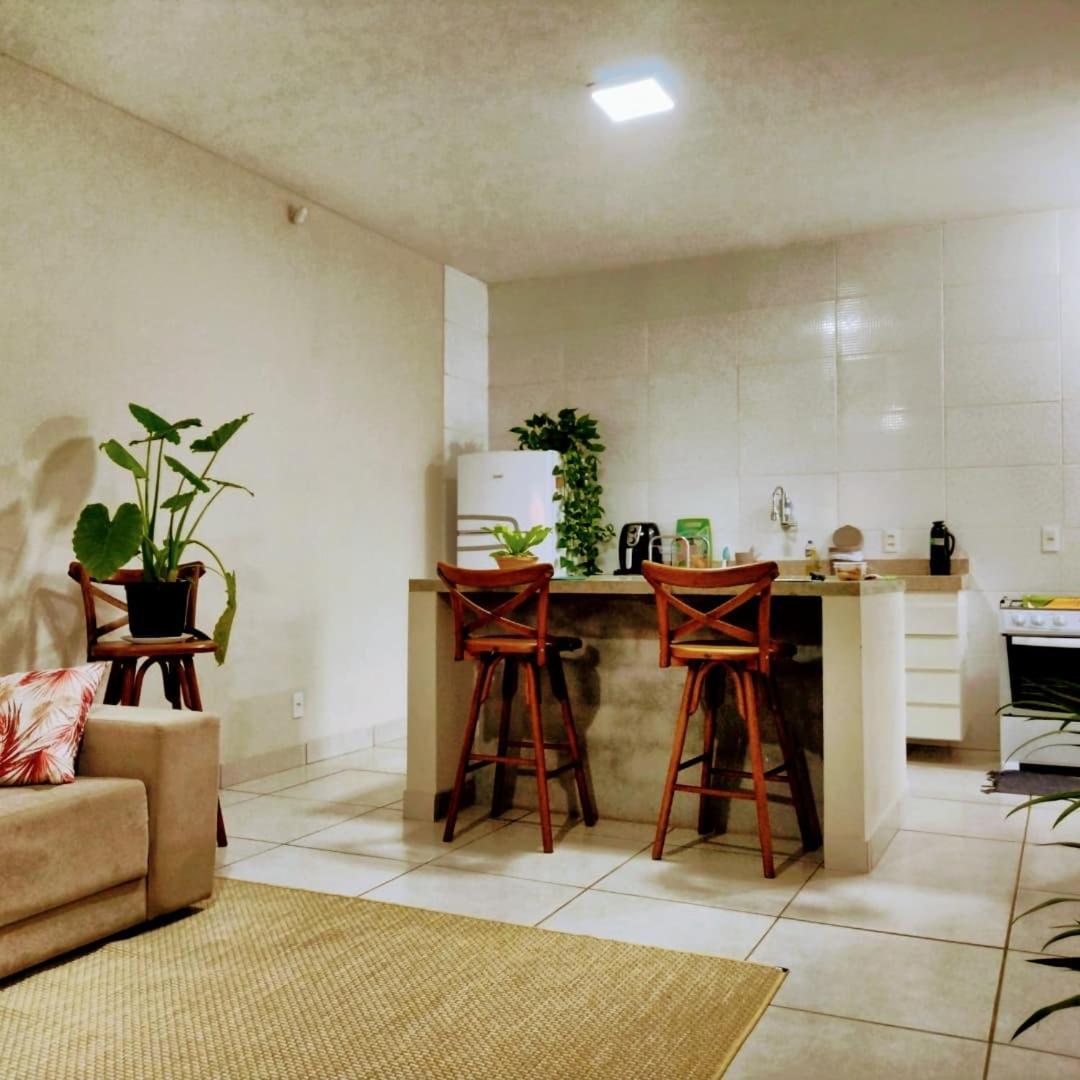 Casa inteira, grande suíte, dois chuveiros, sala ,cozinha e garagem privativa total conforto, MELHOR QUE HOTEL! - Housity