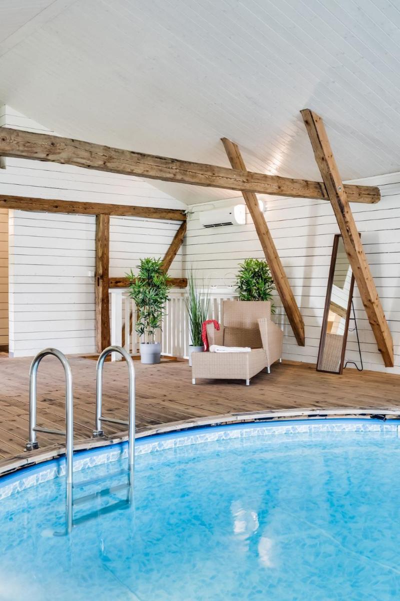 Large and modern house with indoor pool - Housity