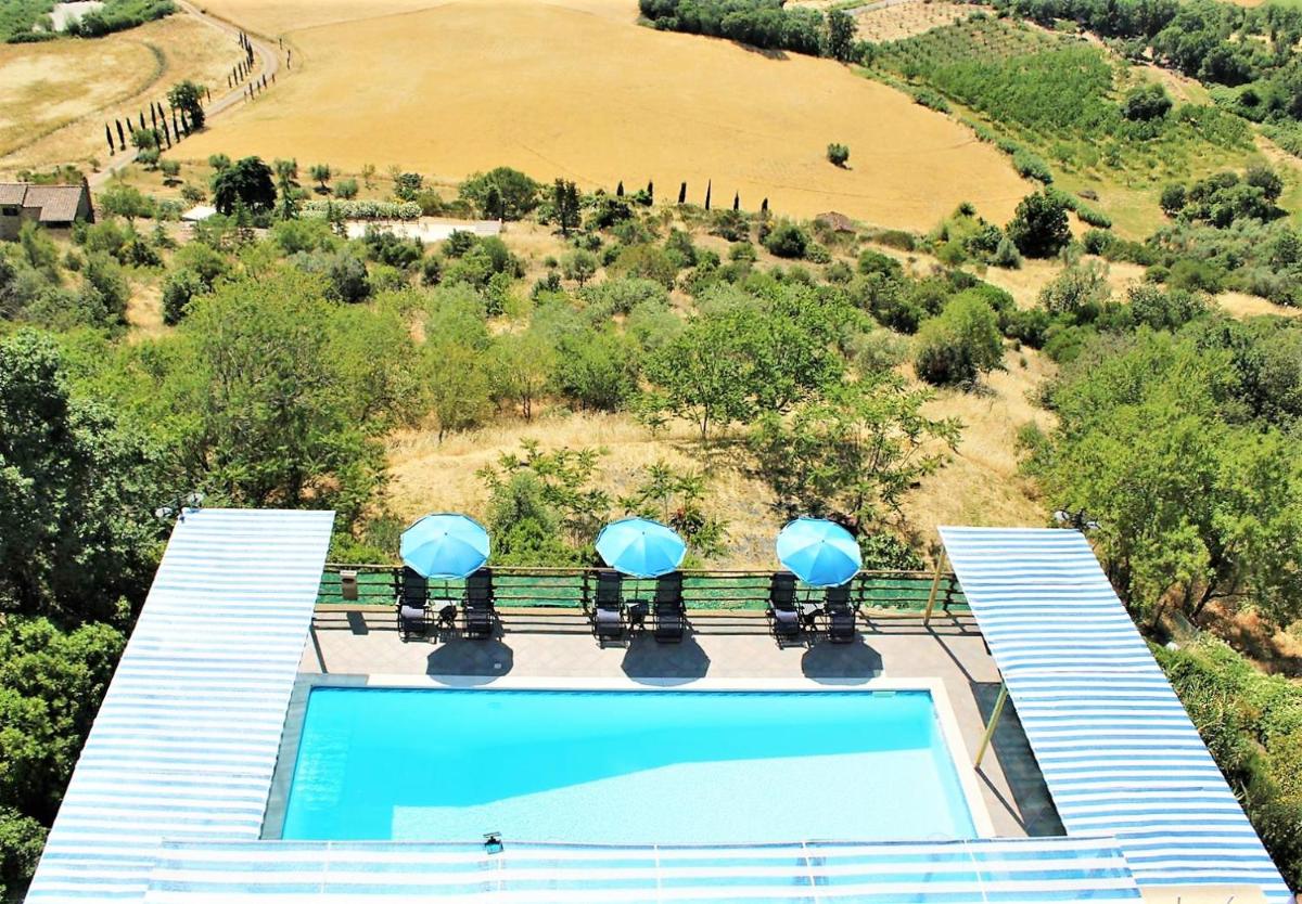 Tuscan Farmhouse with 7 Apartments for max 30 persons - Housity