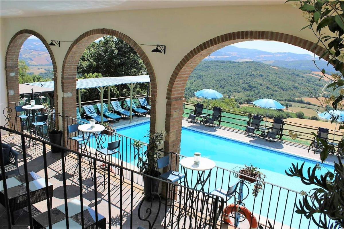 Tuscan Farmhouse with 7 Apartments for max 30 persons - Housity