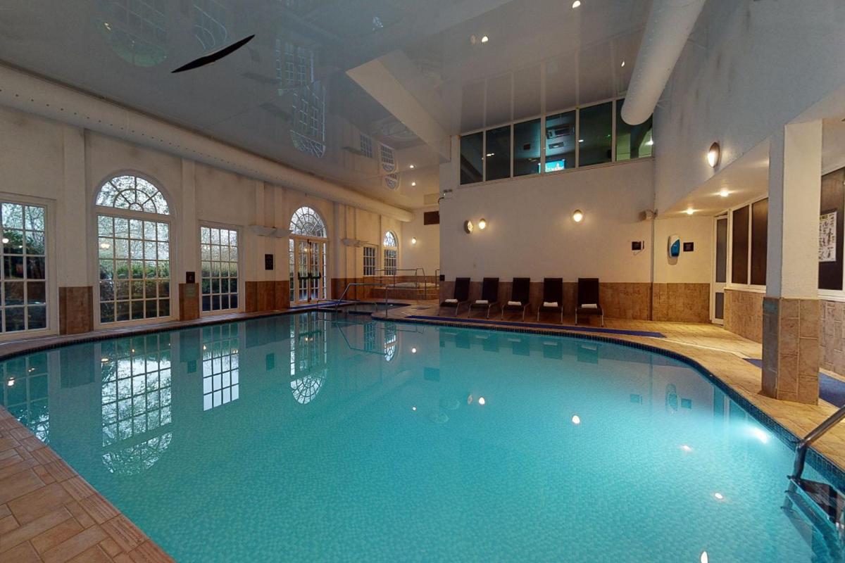Village Hotel Chester St David's - Housity