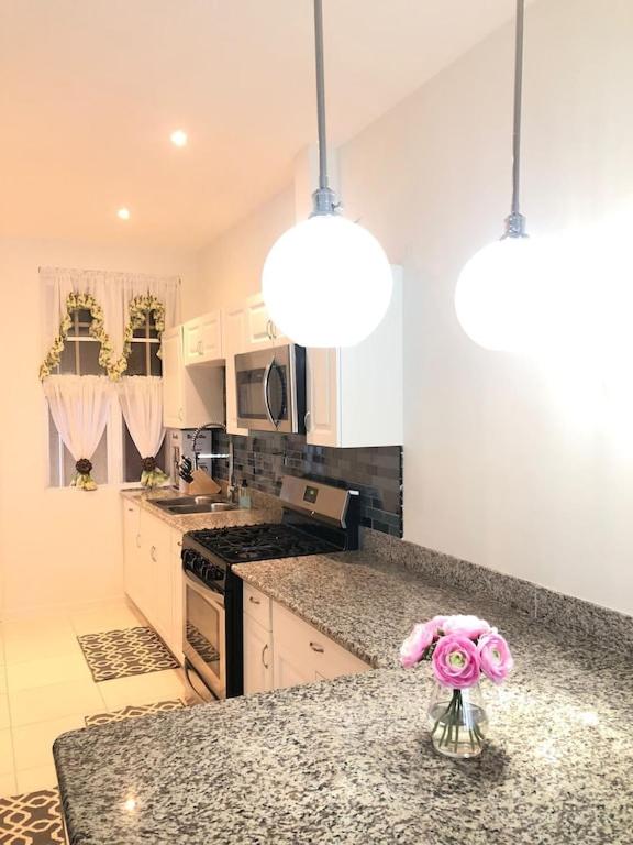 Luxury 3-Bedroom Condo in Gated Community - Housity