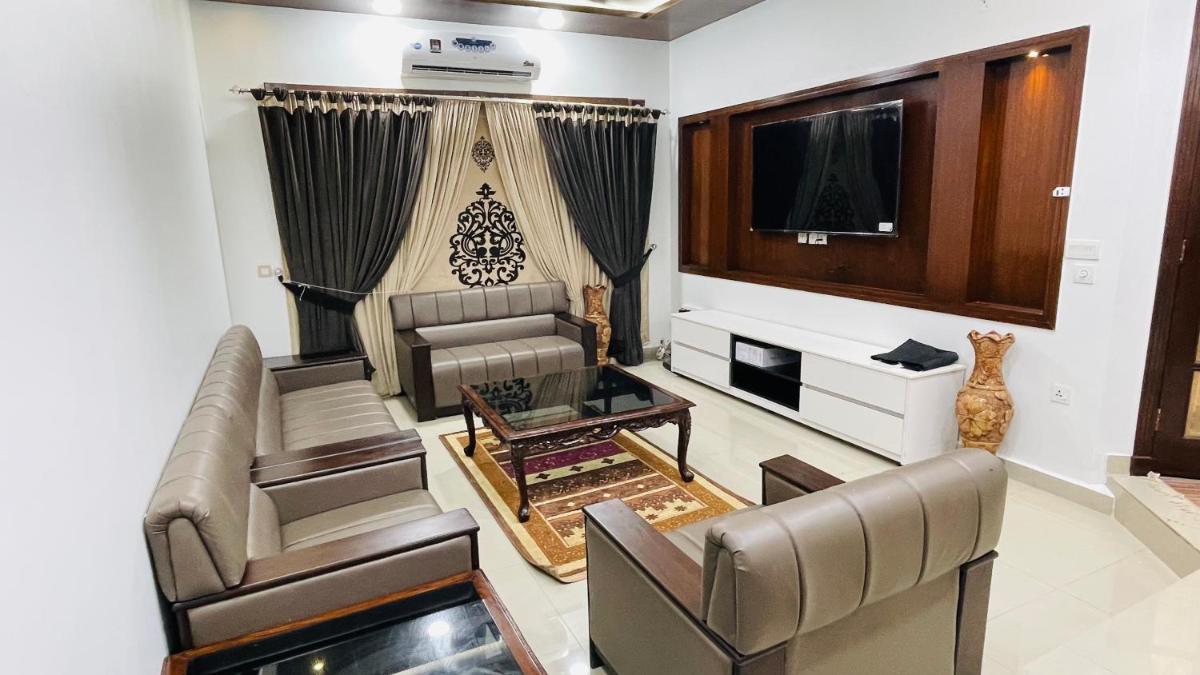 Suitetrails - Cheerful 1 Bedroom Spacious Apartment With Rooftop Open View