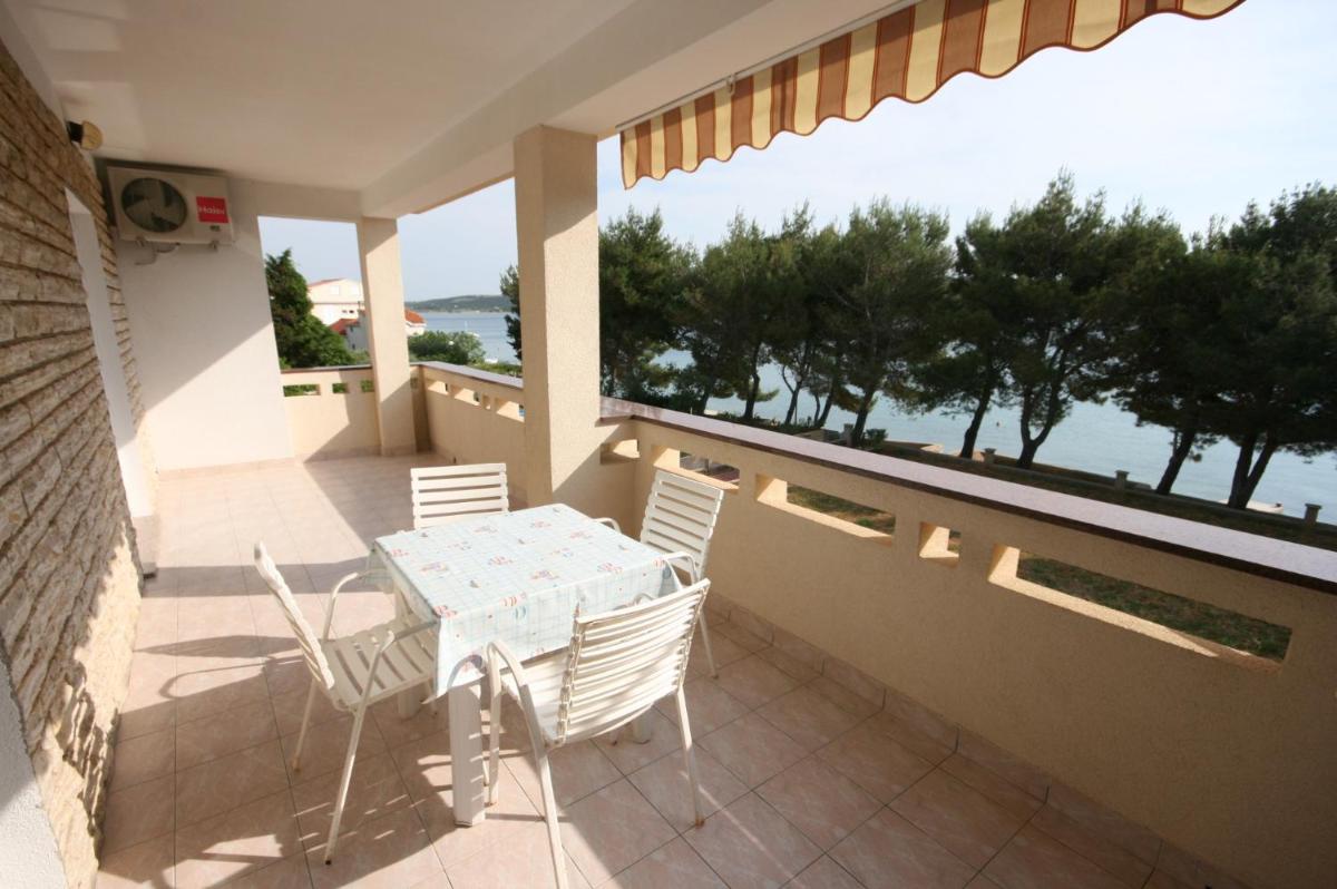 Apartments by the sea Stara Novalja, Pag - 6375 - Housity