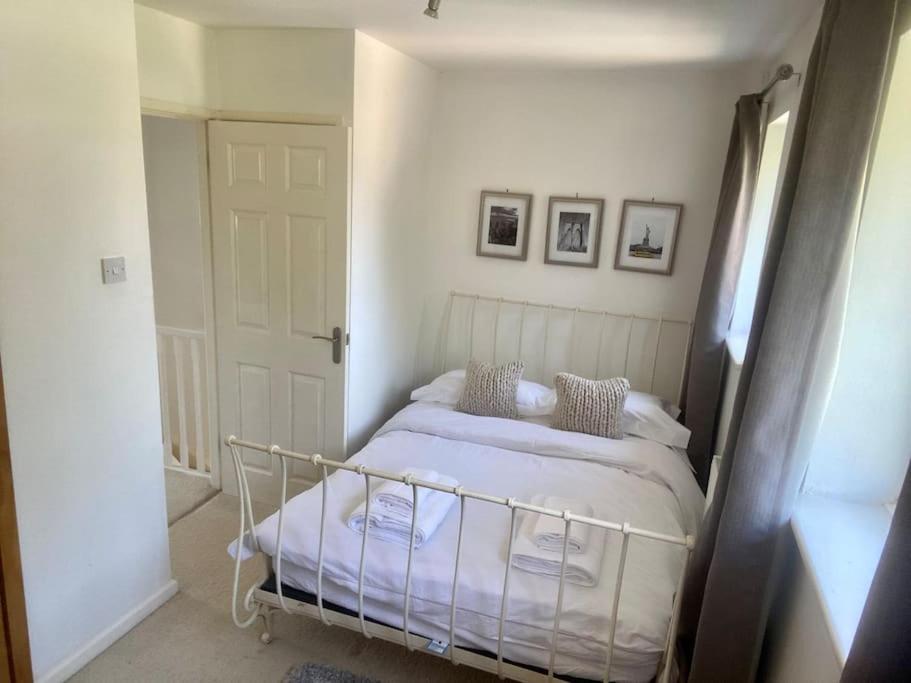 Cheerful 2-bedroom home with free parking - Housity