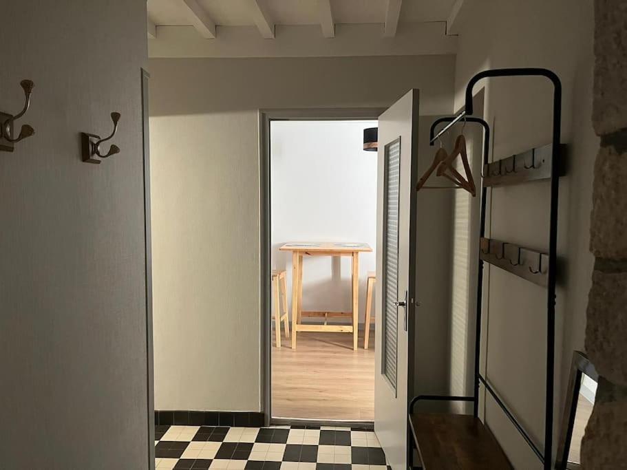 Salins-les Bains : A l'ombre de La Tour Carrée - Housity