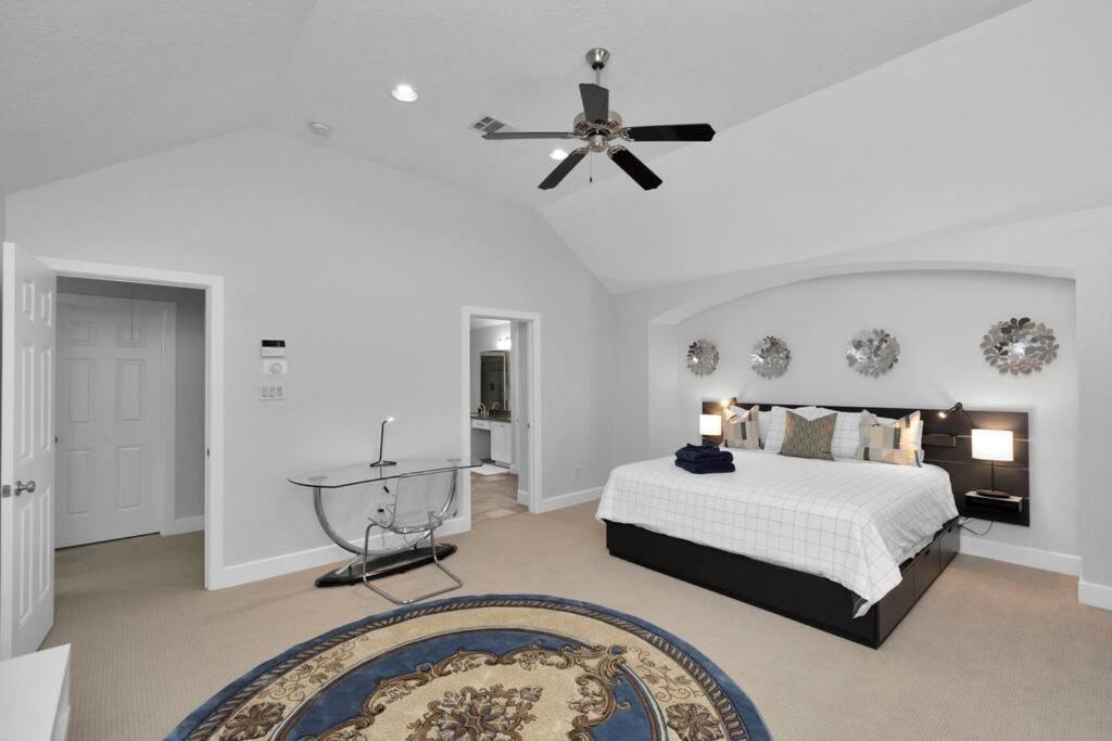 Cheerful 2 BdRoom Home Med Center/Museum District. - Housity