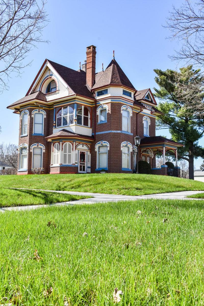 Queen Anne Bed and Breakfast - Housity