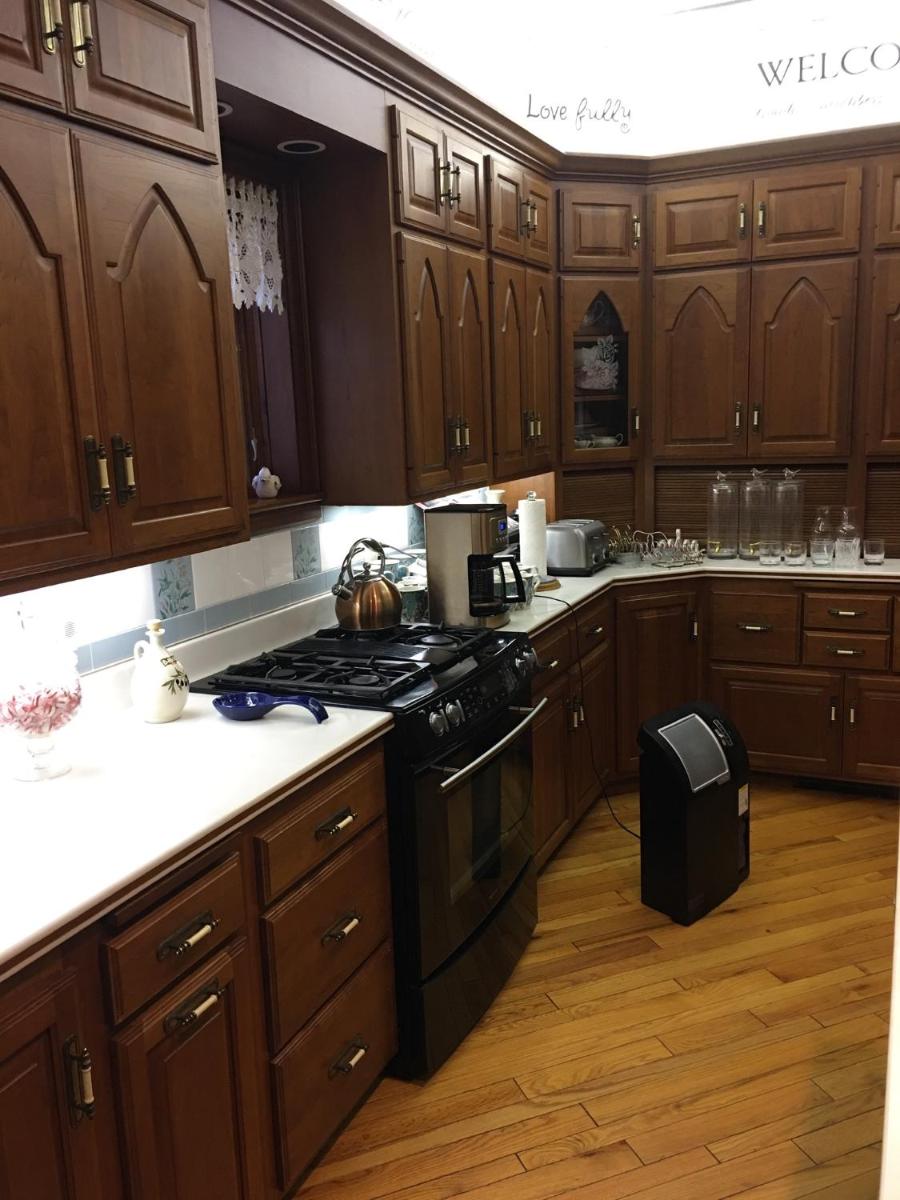 Queen Anne Bed and Breakfast - Housity