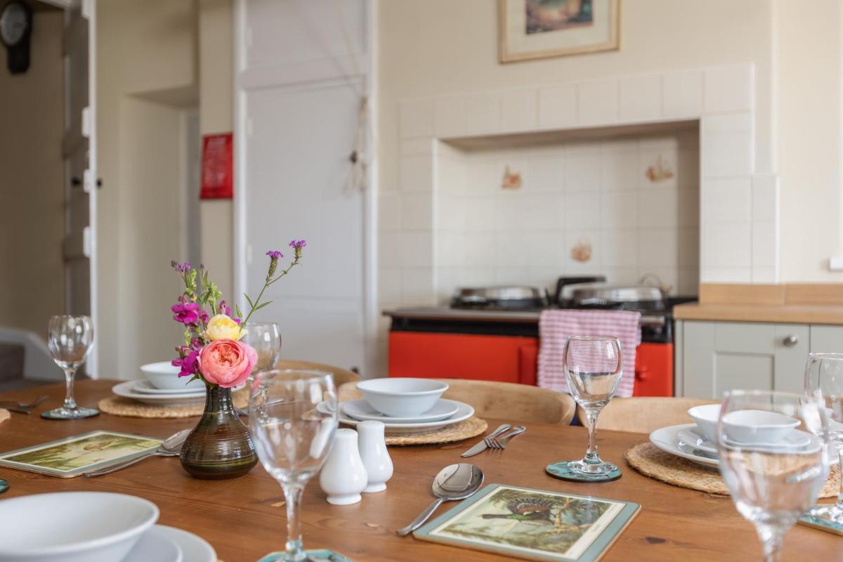 Luxury Farmhouse with Stunning Views and Hot Tub - Housity