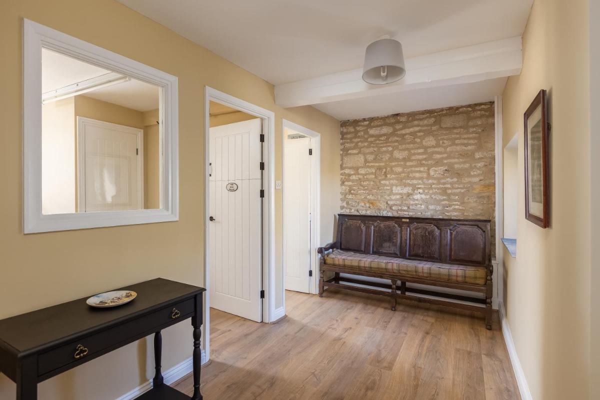 Luxury Farmhouse with Stunning Views and Hot Tub - Housity