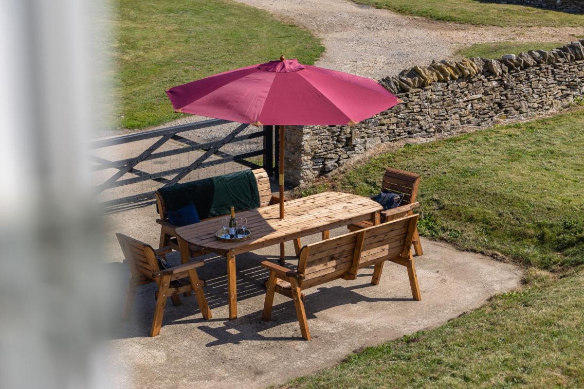 Luxury Farmhouse with Stunning Views and Hot Tub - Housity