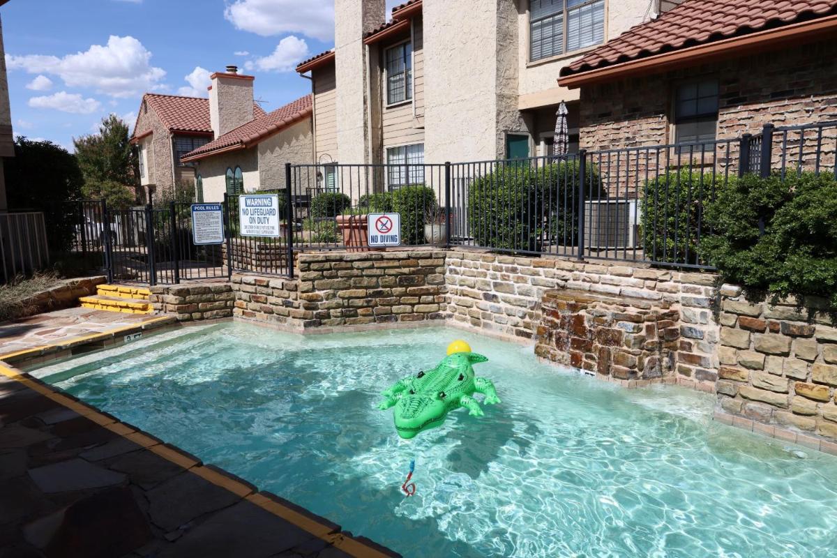 Exquisite Double level Condo with Pool, Car-Garage and Games - Housity