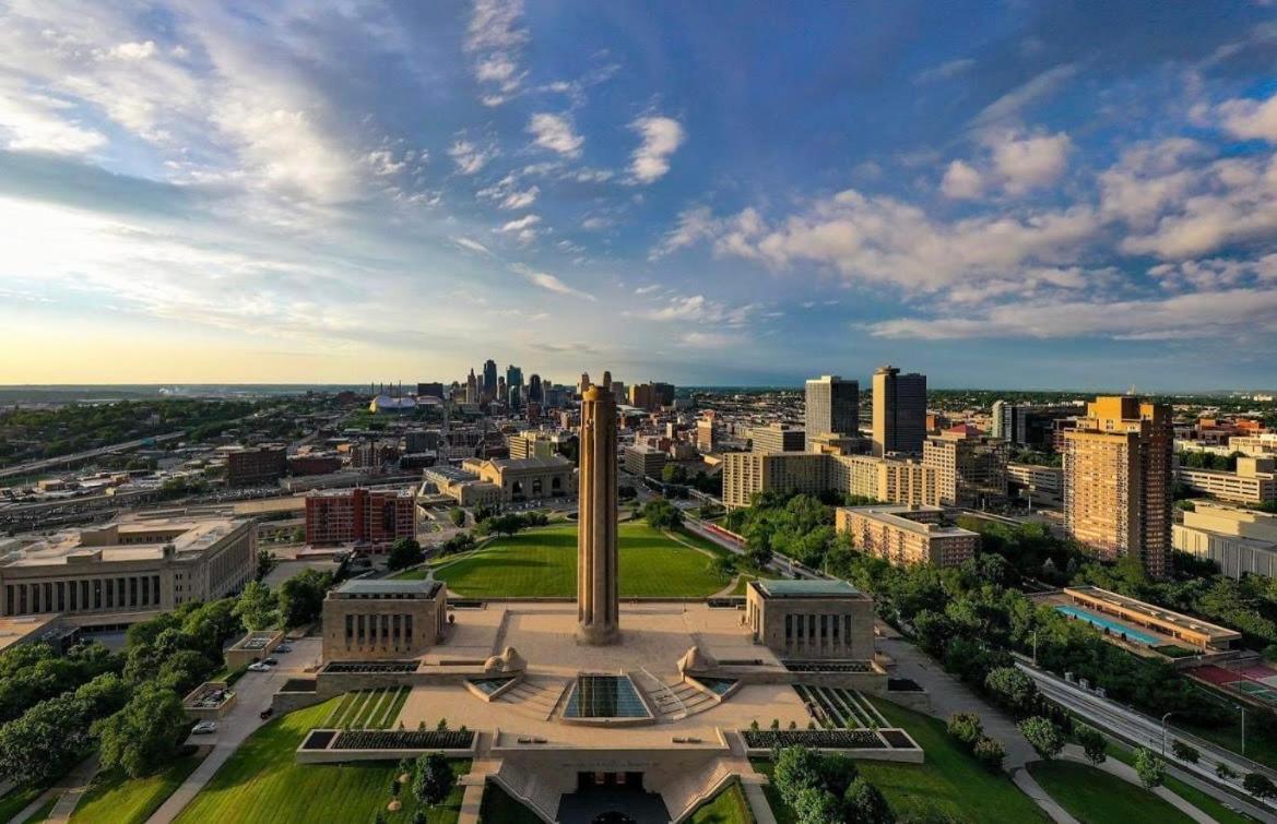 Downtown Kansas City APT - All the Amenities - Housity