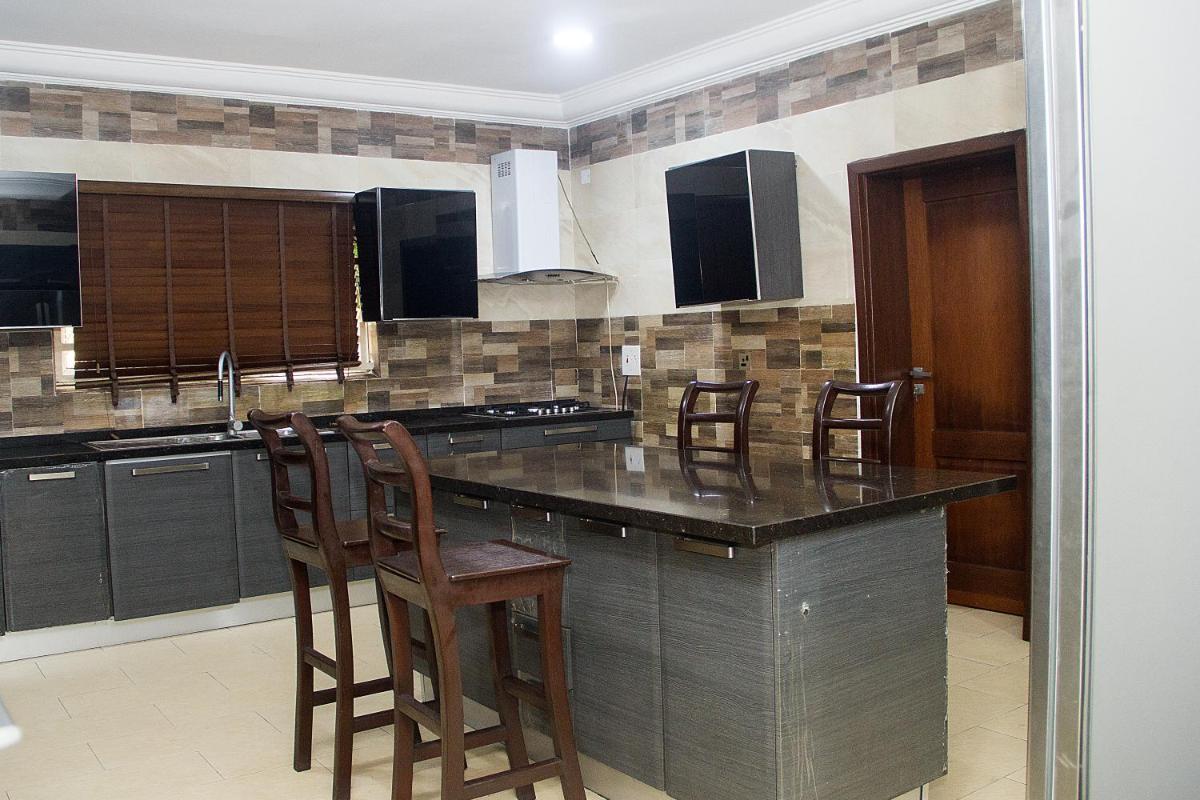 Suitetrails - SMART APARTMENT - 4-bedroom Short-Stay home in a secured location