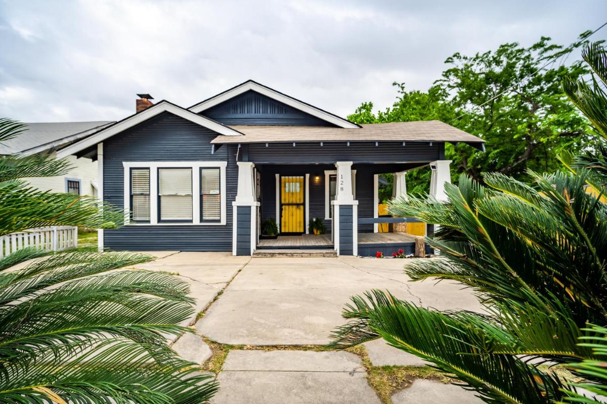 Spacious Home Near Downtown San Antonio - Housity