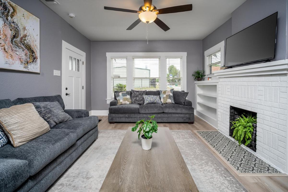 Spacious Home Near Downtown San Antonio - Housity