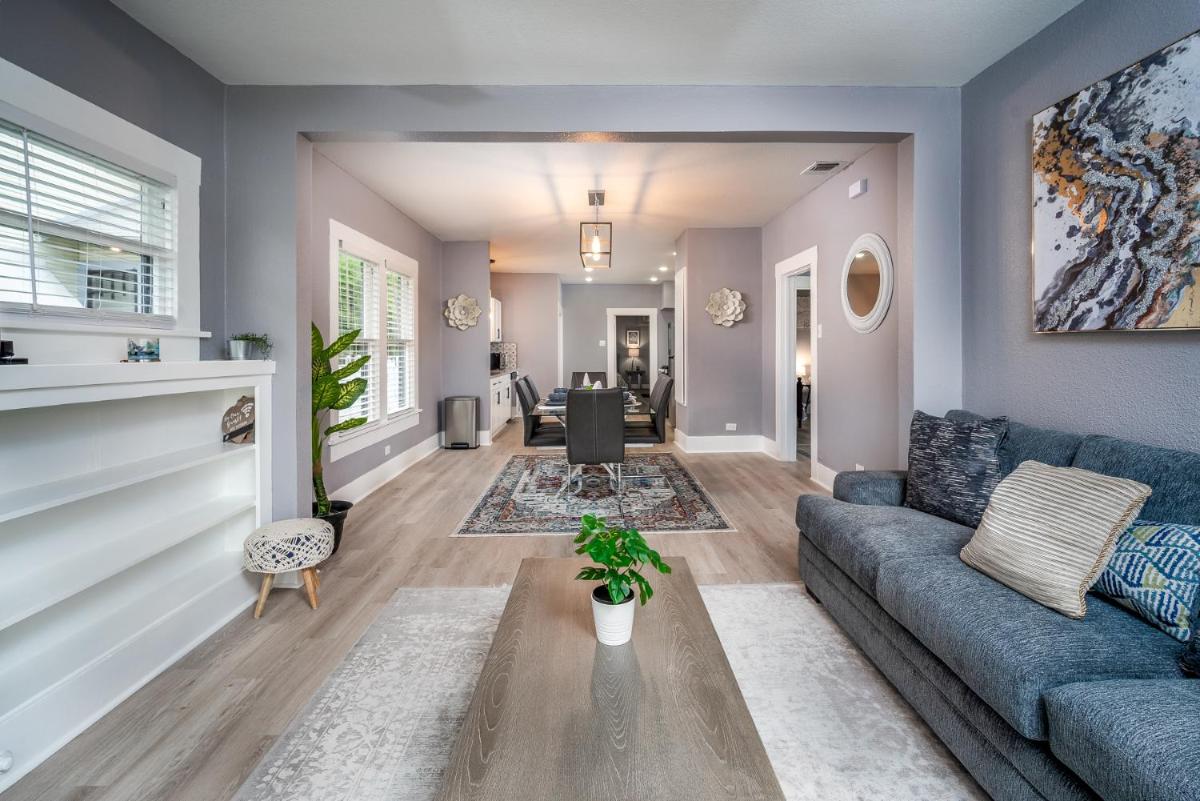 Spacious Home Near Downtown San Antonio - Housity