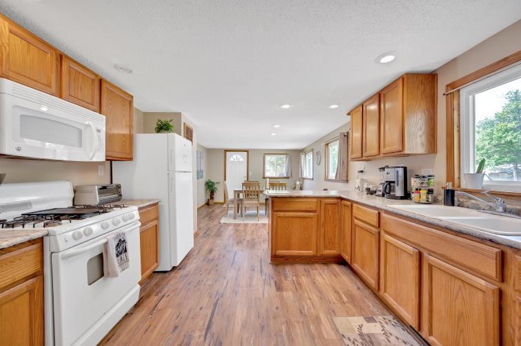 The Cozy Cottage by Otter Lake - Housity