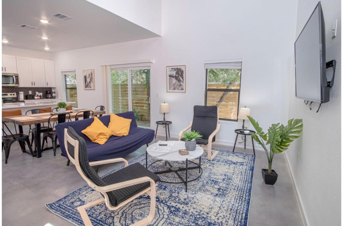 Gorgeous 3 BR 2 BA Near Amazing Downtown - Housity
