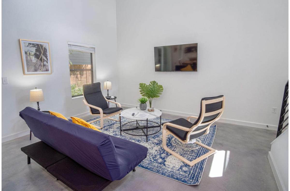 Gorgeous 3 BR 2 BA Near Amazing Downtown - Housity