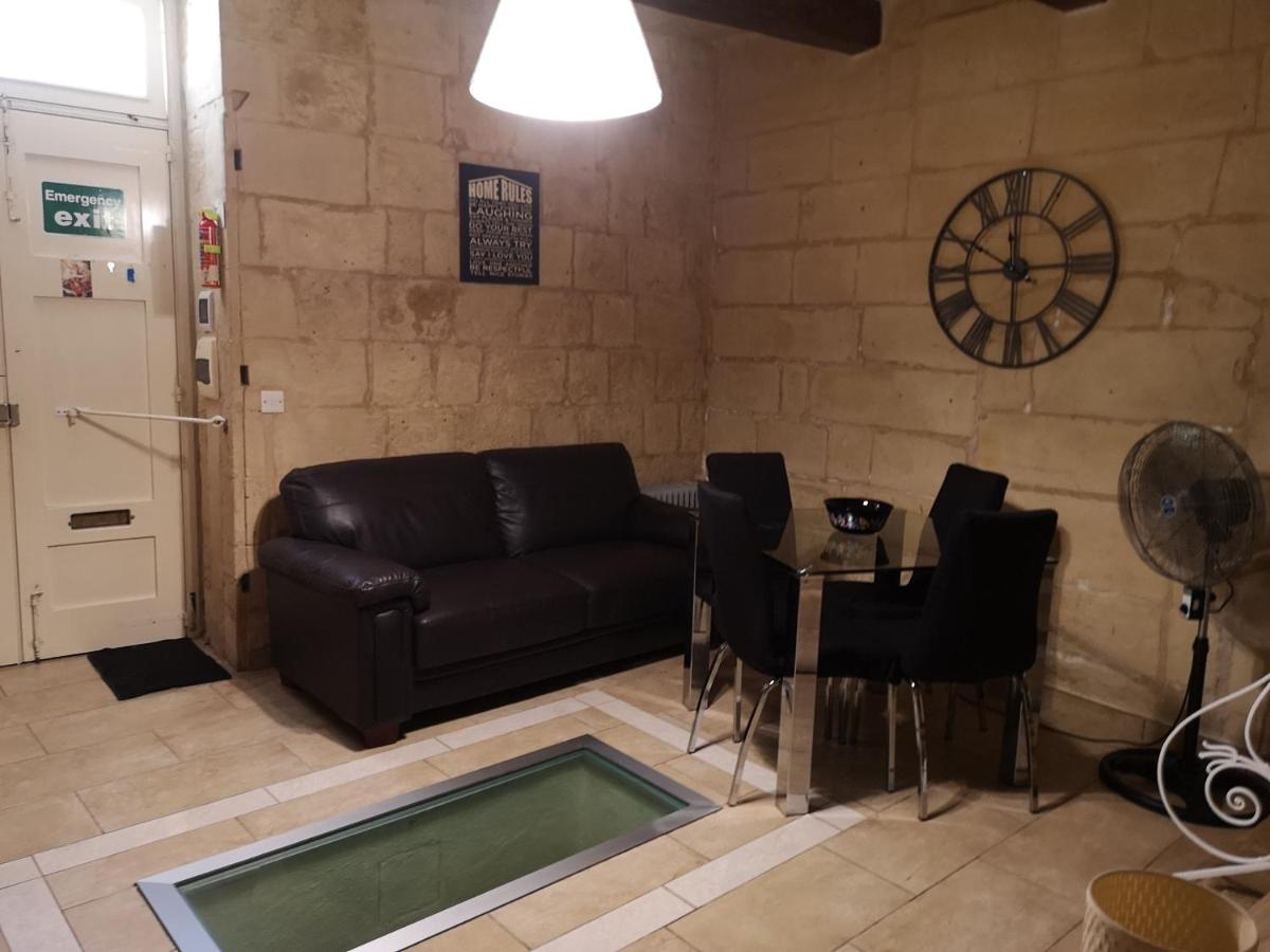 Two gate town house - Housity