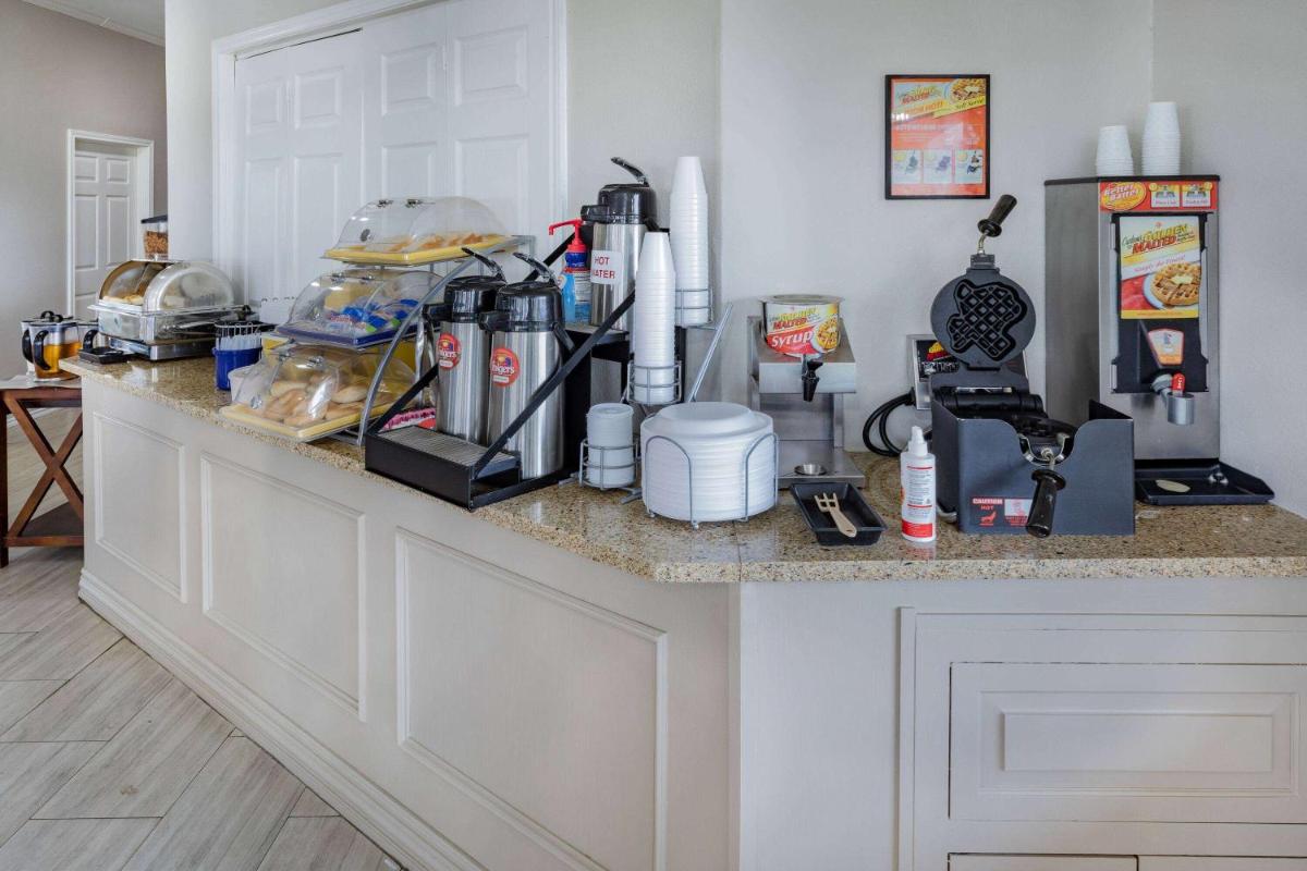 Days Inn & Suites by Wyndham Huntsville - Housity
