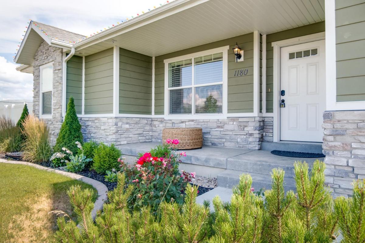 Friends and Family! 5 Bed Mountain Getaway 20 Mi to Park City - Housity