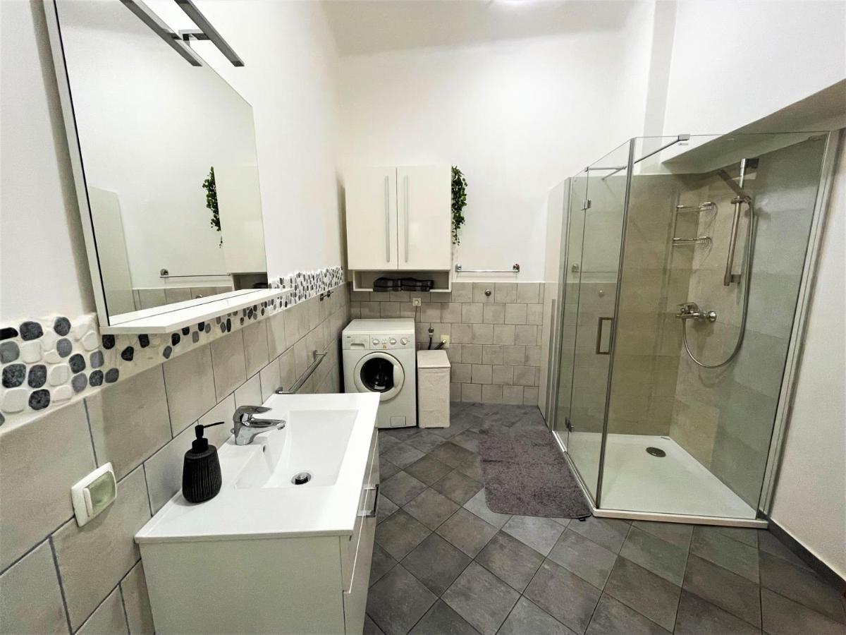 Suitetrails - Viktorija City Center Apartment