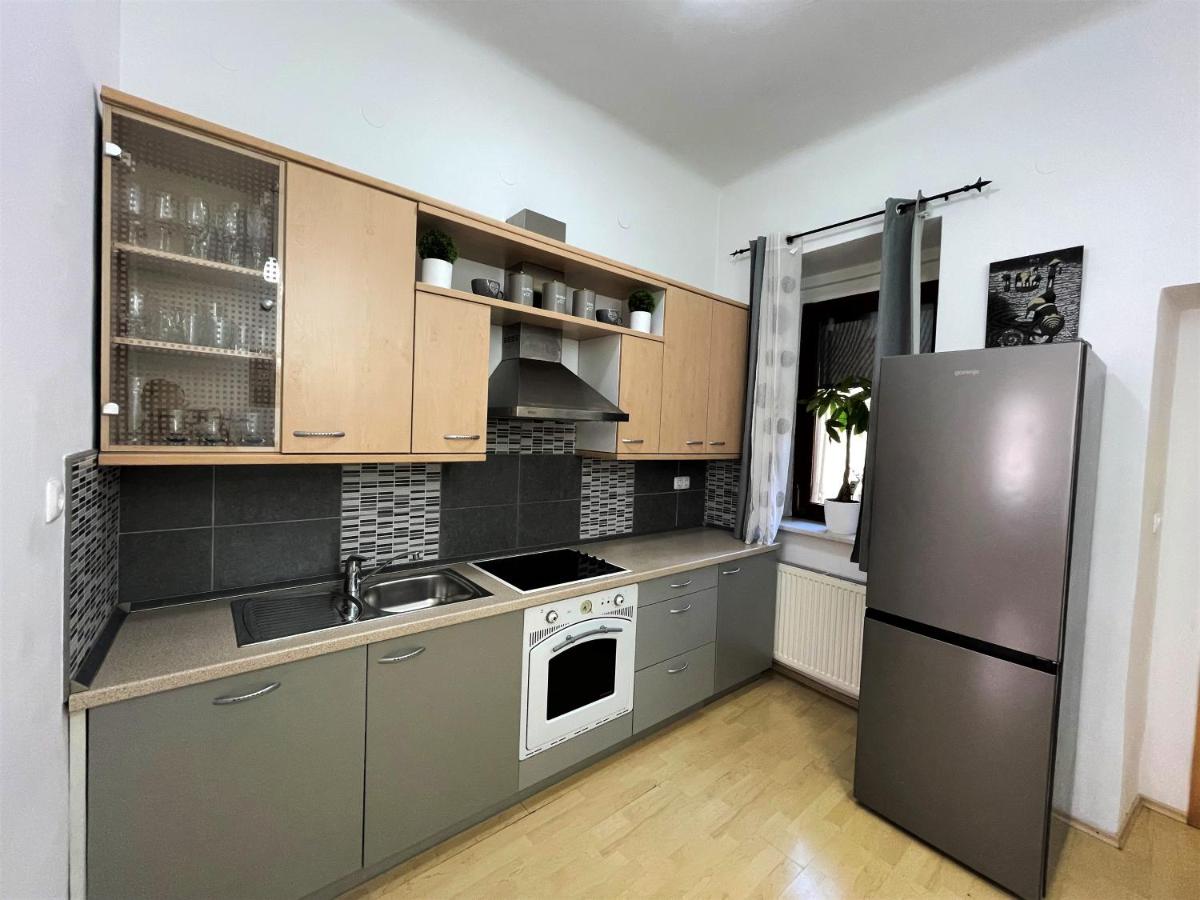 Suitetrails - Viktorija City Center Apartment