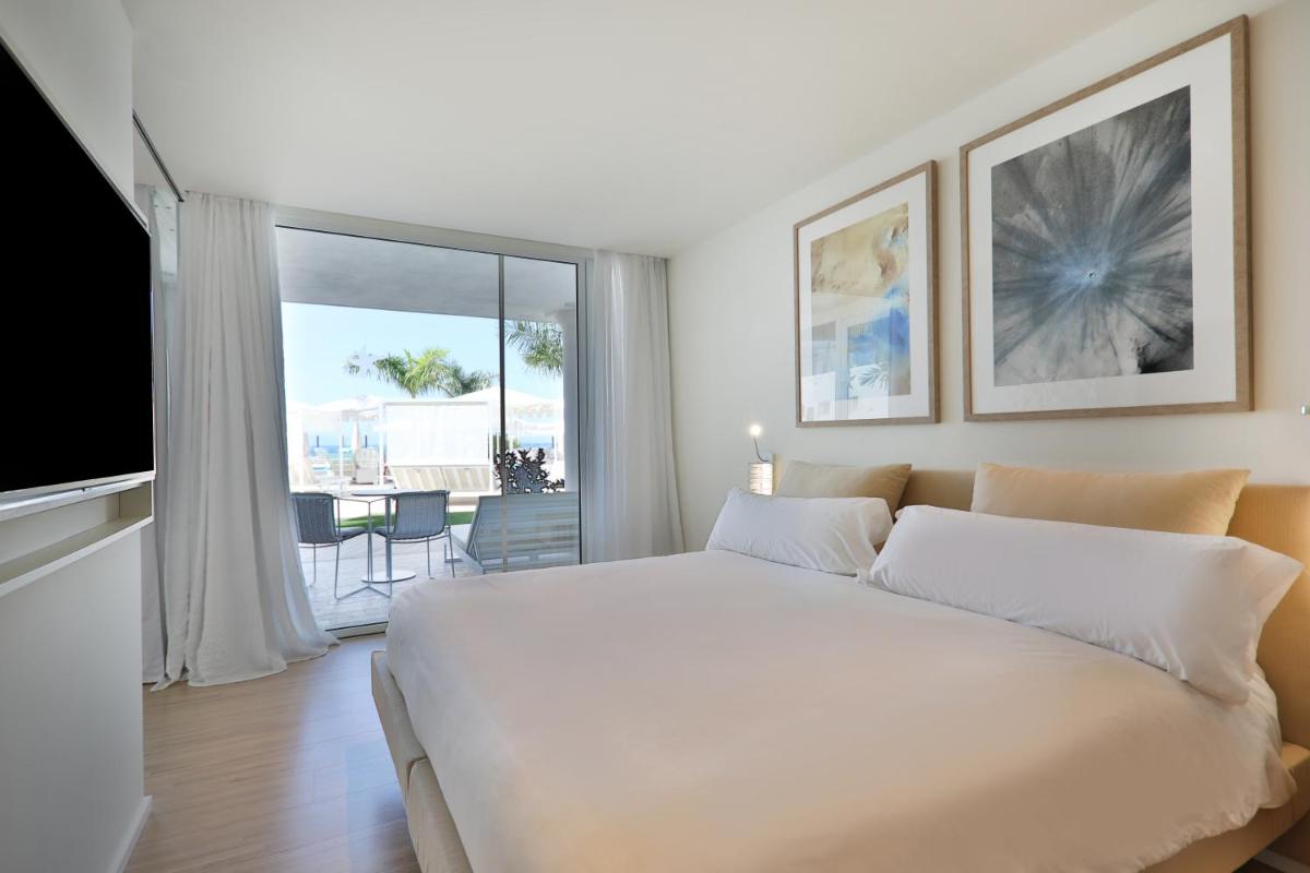 Cama o camas de una habitación en JOIA Salomé by Iberostar -Adults Only