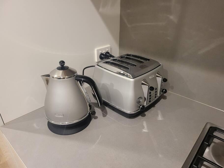 Contemporary 2-Bedroom Apartment 5 Mins to Beach - Housity