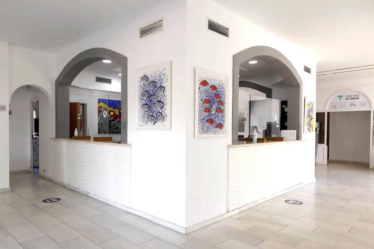 una galería con pinturas en la pared en un edificio en Hotel Club Es Talaial, en Cala d´Or 116 fotos más